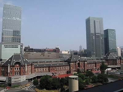 東京駅とビル.jpg